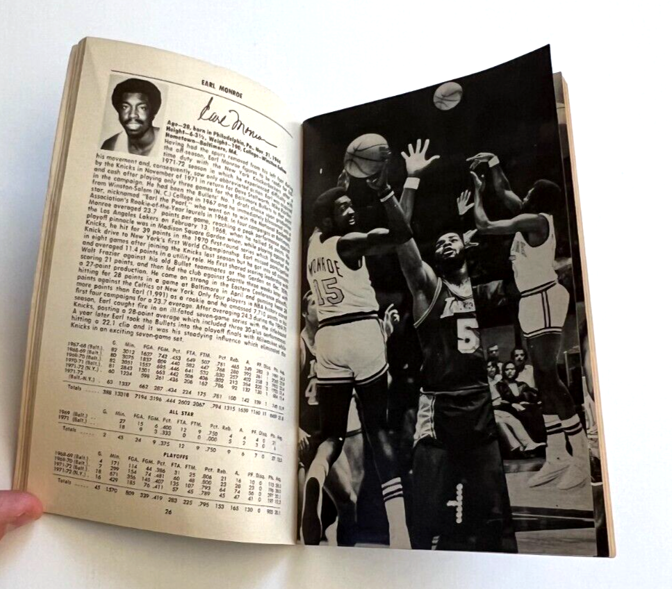 1972-73 New York Knicks Yearbook Madison Square Garden Press Media Guide NBA8