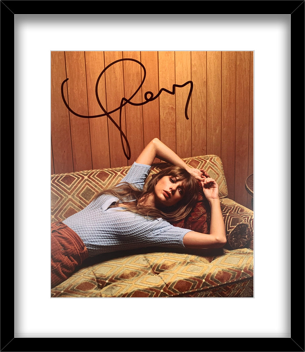 Taylor Swift Signed 8x10 Photograph.