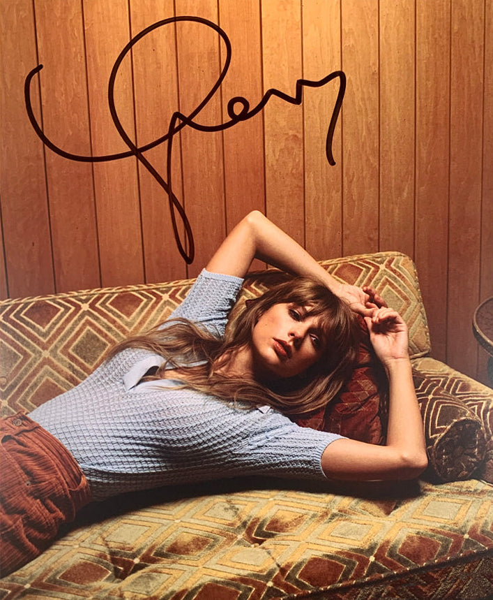 Taylor Swift Signed 8x10 Photograph. JSA