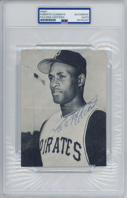 Roberto Clemente Signed Pittsburgh Pirates Photo. PSA/DNA0