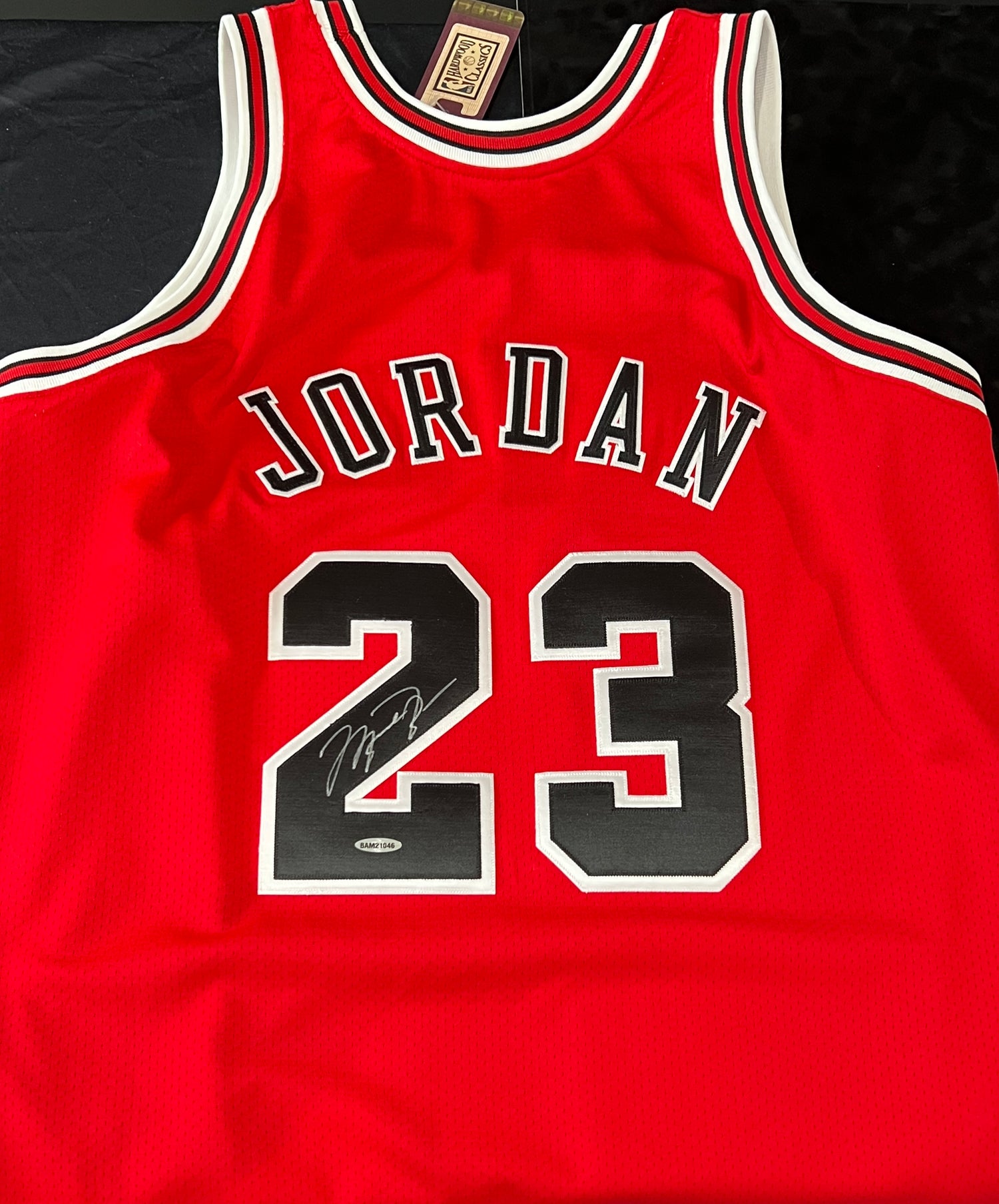 Michael Jordan Signed Jersey, Chicago Bulls. Upper Deck.