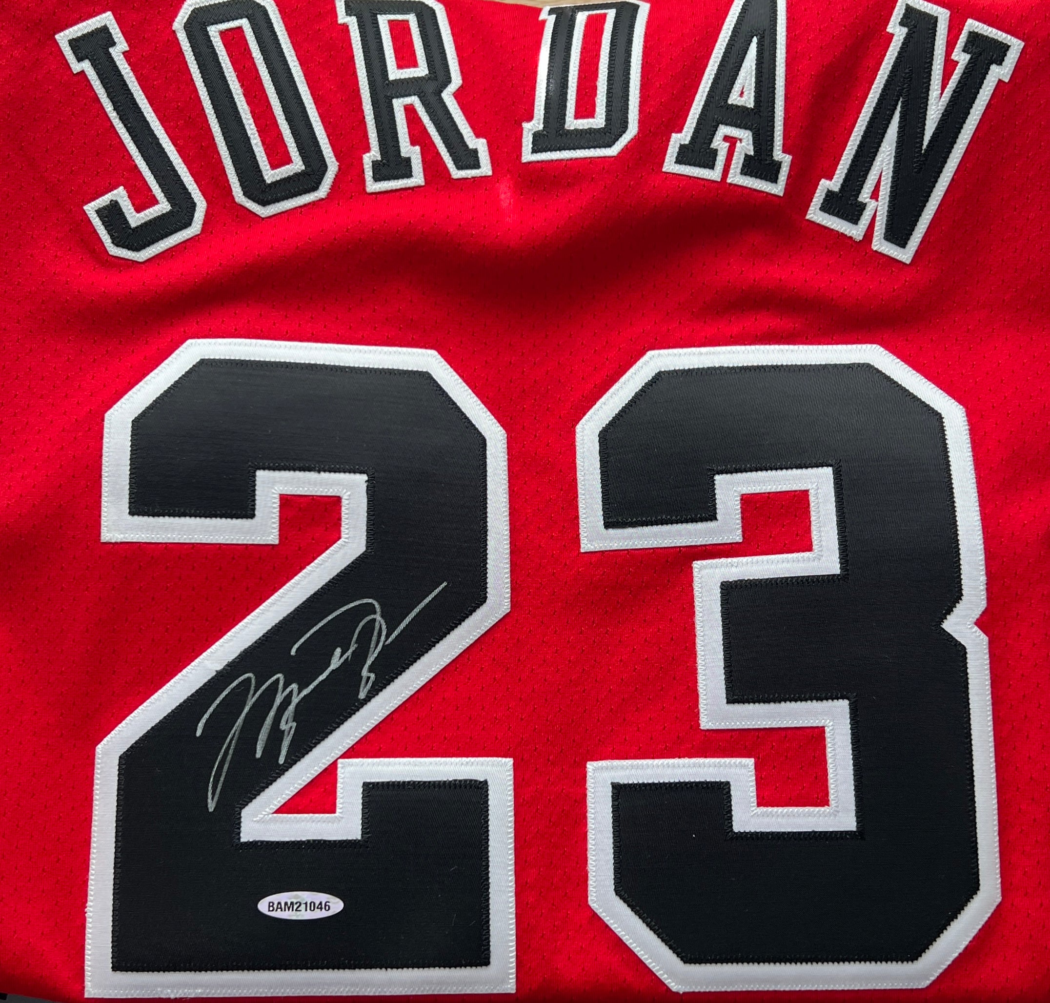 Michael Jordan Signed Jersey, Chicago Bulls. Upper Deck.