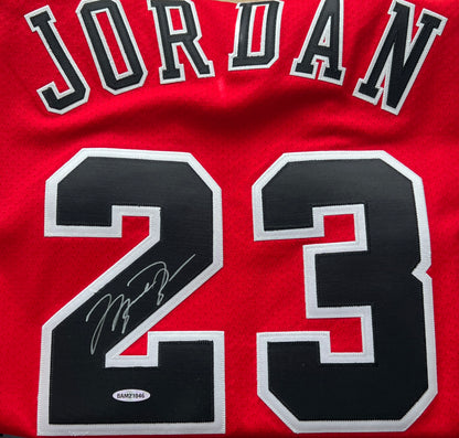 Michael Jordan Signed Jersey, Chicago Bulls. Upper Deck.
